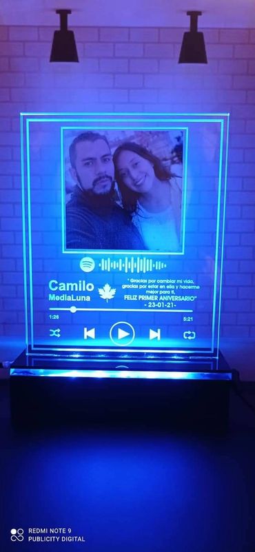 Parejas Spotify Lámpara Regalo en acrílico cristal 5 mm. Corte y grabado láser. Thematic Shop