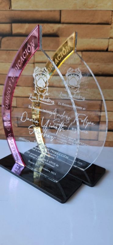 Trofeos Deportivos y Reconocimientos en acrílico dorado y fucsia Gota de Agua. Personalizado 