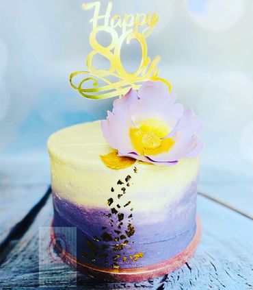 Lilac and cream coloured buttercream with pastel flower