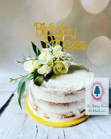 Naked buttercream cake with rose posy 