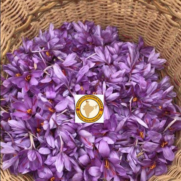 》केसर हमारी पाचन क्रिया को बेहतर बनाता है. इससे पेट संबंधित बीमारियों में आराम मिलता है. महिलाओं के 