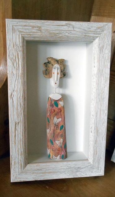 A box frame with low reflectance  (invisible) glass shows this 3d artwork to great effect. 