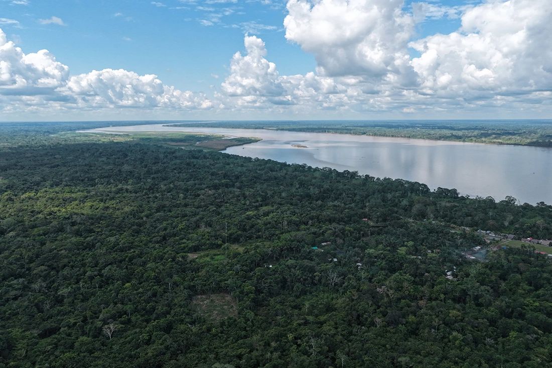 Vista aérea del bosque y los ríos de la Amazonía peruana