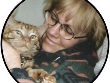 https://www.catsittermeridian.com/photo/blond-gal-with-glasses-holding-and-smiling-at-gold-cat.jpg