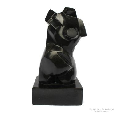 Escultura contemporánea en onix de la silueta de una mujer abstracta.