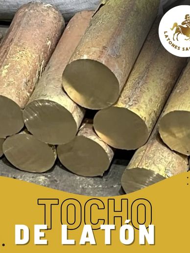 Troncos de latón apilados.