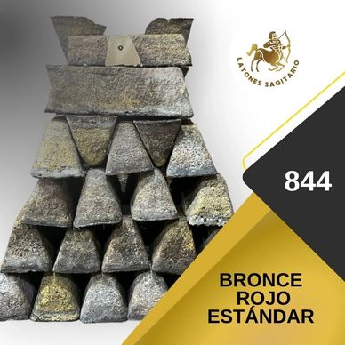 Lingotes de bronce rojo apilados.