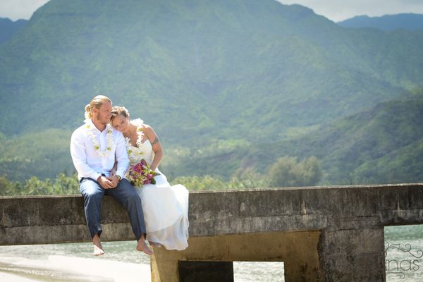 hanalei pier hanalei bay wedding couple destination wedding mountain backdrop