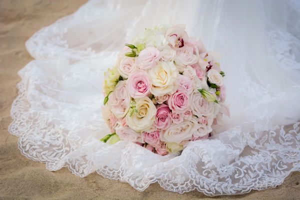 Soft bouquet roses lace wedding dress
