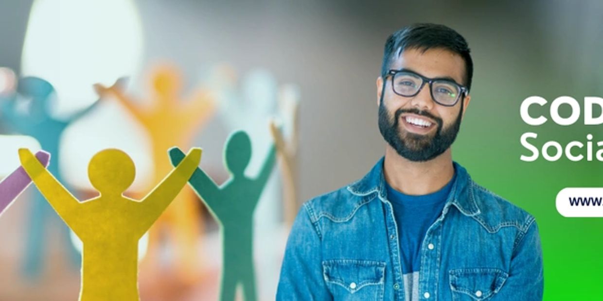 Smiling man with glasses and denim jacket beside colorful paper figures and CODIGGO Social Lab logo.