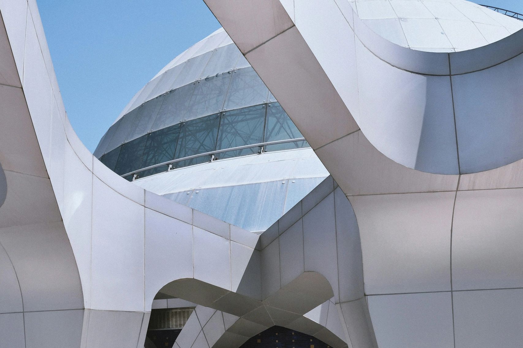 Warm contemporary interior with sculptural architectural details