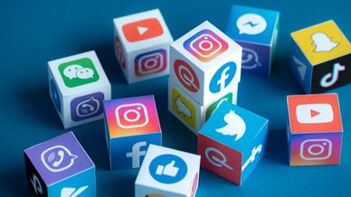 Social media icons include twitter, facebook, instagram, snapchat