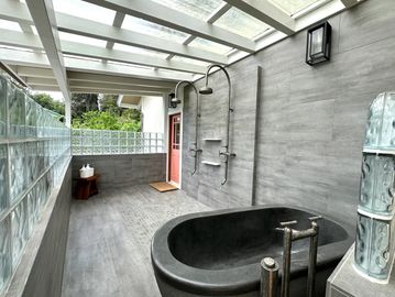 Our most intimate Hawaiian vacation rental, Bamboo Suite has a large outdoor bath with a basalt tub.