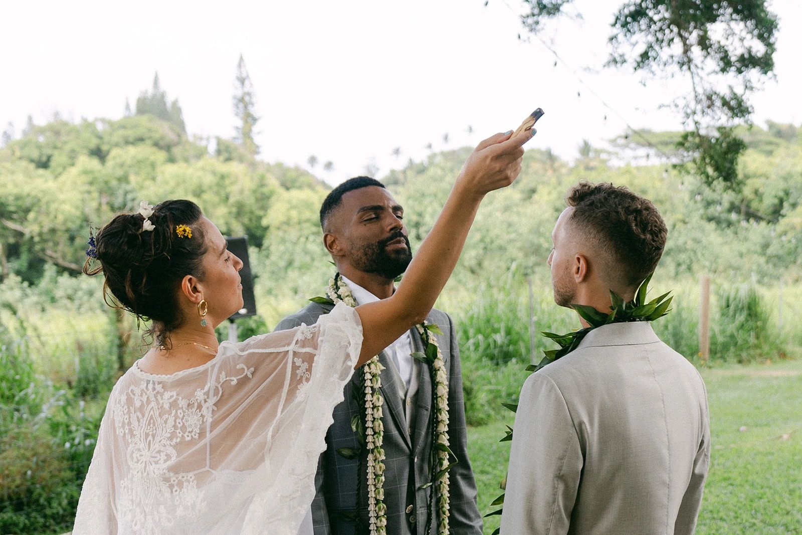 Simple wedding on the Hawaiian countryside