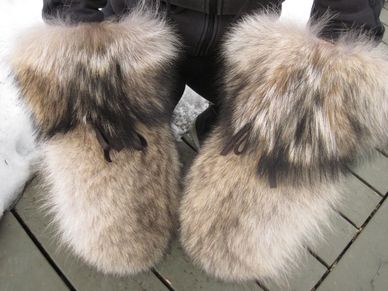 ONE OF A KIND Men's Sealskin Mitts With Cross Fox Fur