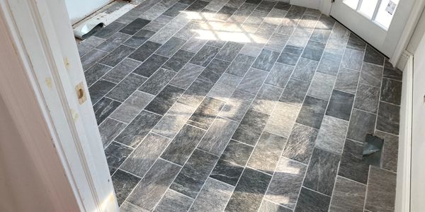 Foyer Floor with stone-look porcelain tiles
