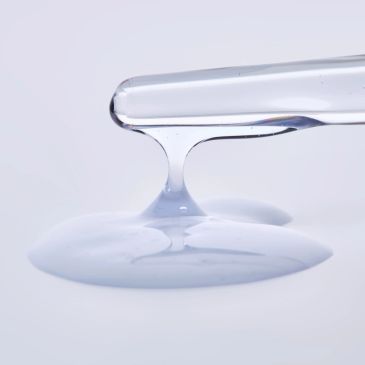Gota de líquido transparente en acción.