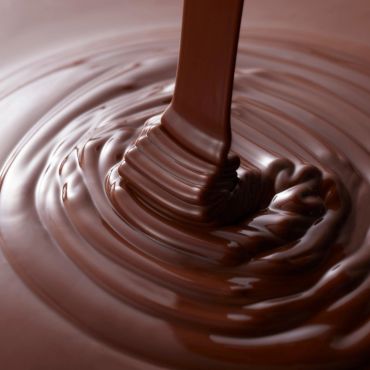Chocolate líquido vertiéndose y formando ondas.