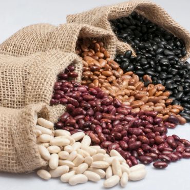 Bolsas de yute con diferentes tipos de frijoles.