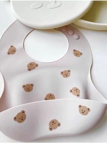 Silicone baby bib in bear pattern