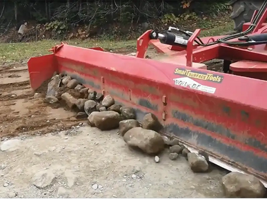 enlever les roches dans un sentier ou une route avec la niveleuse wil-be