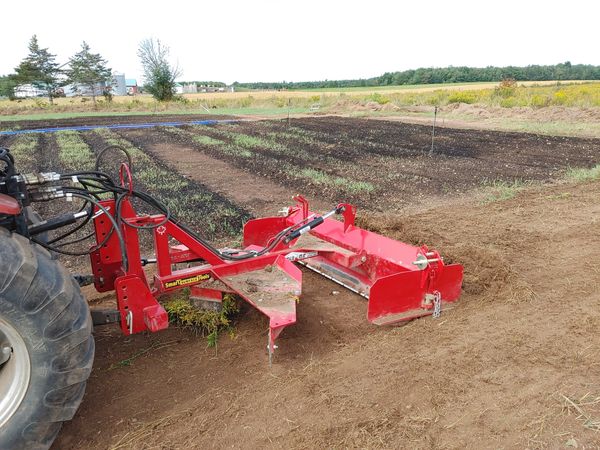 gratte niveleuse format petit. Équipement pour petit tracteur