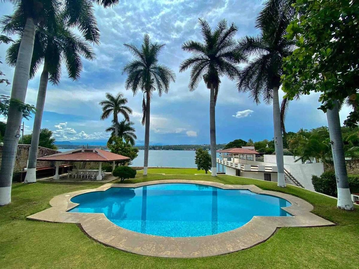 Rent de Casas de lujo en Tequesquitengo  de 20 a 60 personas. para fiestas y eventos con alberca,  