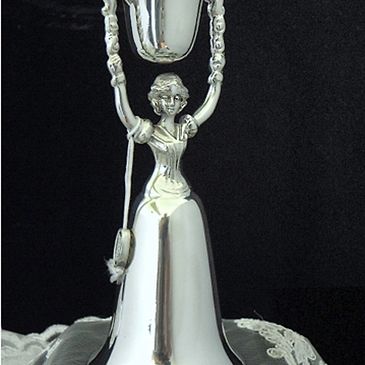 Brautbecher Hochzeitsbecher Elli
komplett aus Feinzinn mit geschwungener lockerer Kurzhaarfrisur 