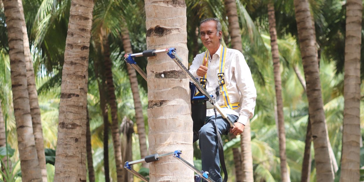 DN Venkat alias Ranganthan with his innovation Multi Tree Climber
