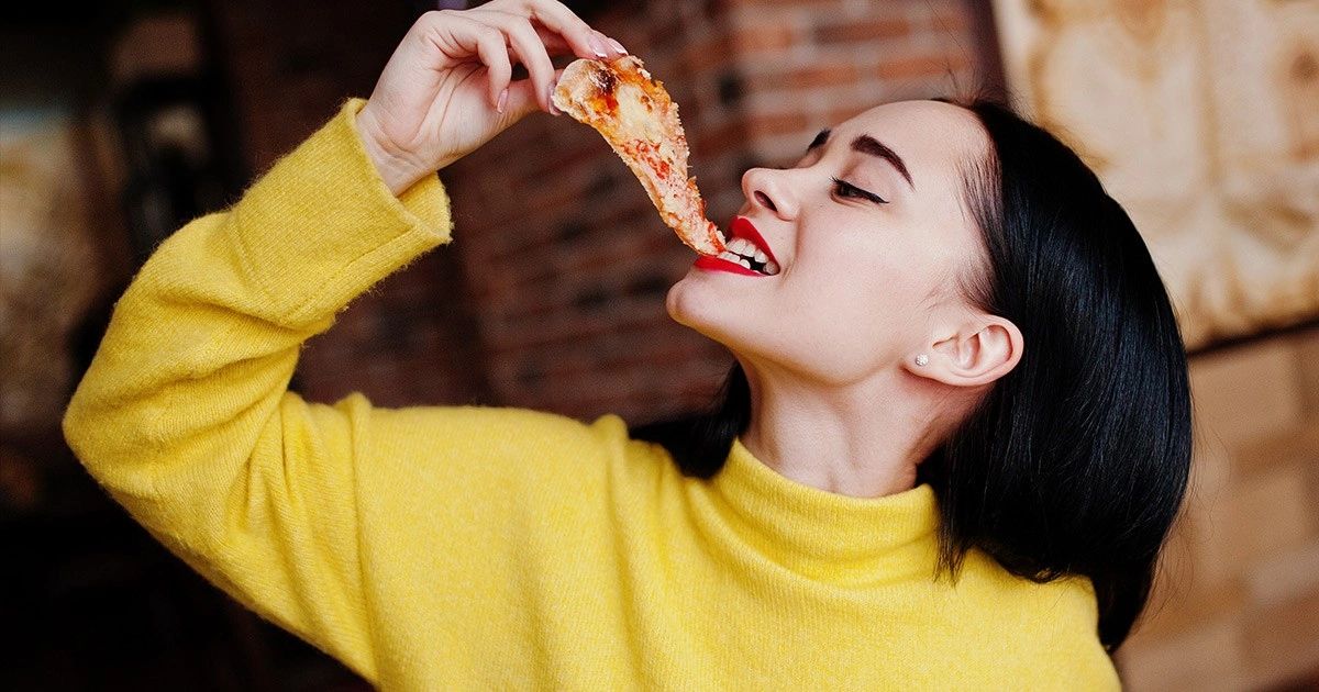 Сон вкусно есть. Девушка ест людей. Кушать пиццу. Девушка ест пиццу. Девушка с пиццей.