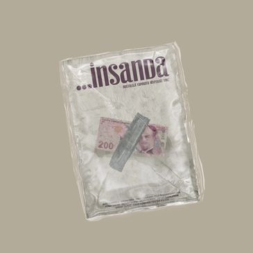 Üzerinde 'İnsanda' yazan plastik poşette 200 TL banknotu.