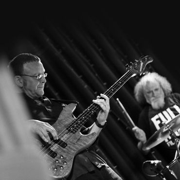 Ali Mackenzie (bass) with punk legend Petesy Burns (drums) at the March 2020 Dave McLarnon’s Hat Ban