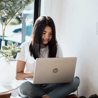 A child communicating through her laptop for a telehealth psychotherapy session.