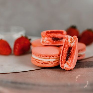 Strawberry and Prosecco macaron