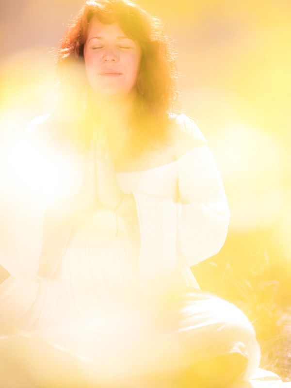Kelly Samuels of Joy Rising meditating in the light, asking for and offering healing, guided meditat