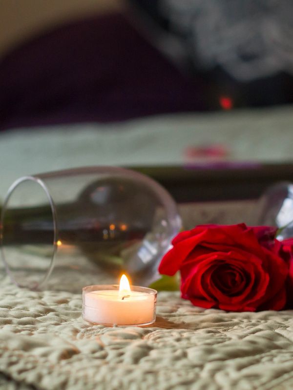 Wedding room with roses and champagne 