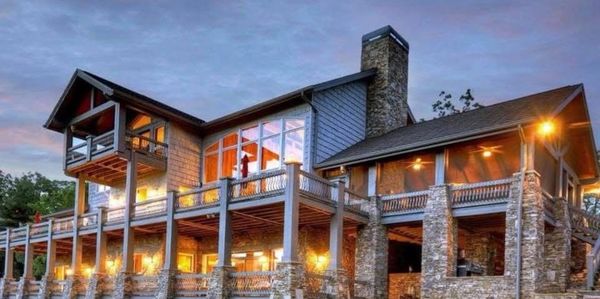 We cover a wide range of services from personal cleanings, AirBnb, VRBO property management to comme