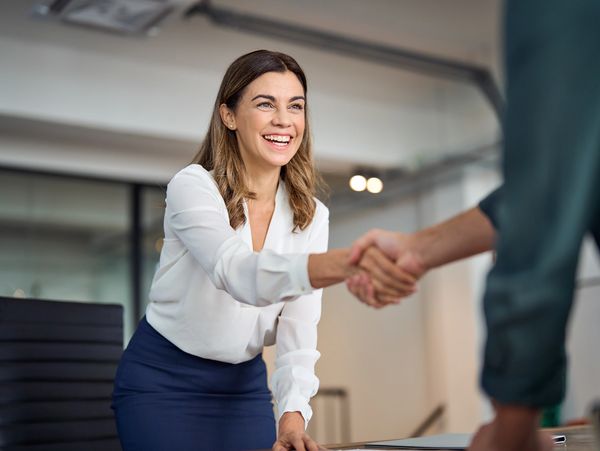A recruitor welcoming a candidate