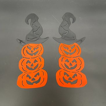 Two stacked pumpkin decorations with witch hats, perfect for Halloween.