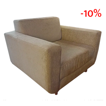 Sillón cómodo de tela color beige.