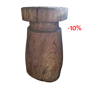 Taburete rústico de madera envejecida.