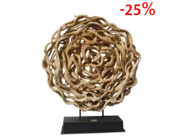 Escultura de madera entrelazada en forma circular.