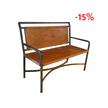 Banco de diseño industrial con estructura metálica y asiento de cuero.