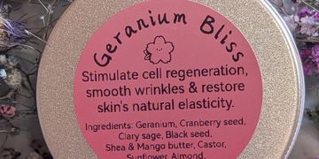 Stimulate cell regeneration, smooth wrinkles & restore natural elasticity.

Ingredients:
Geranium,  
