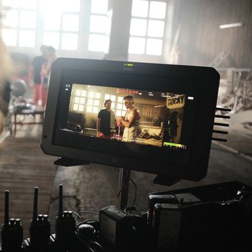 Filmset mit Monitor zeigt Boxszene.