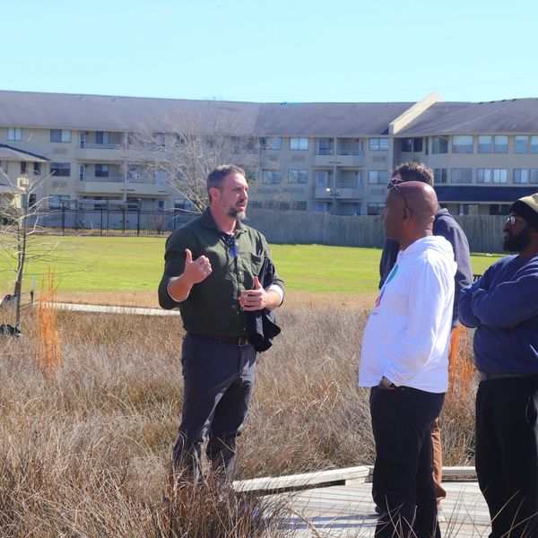 4 peaple Discuss each other