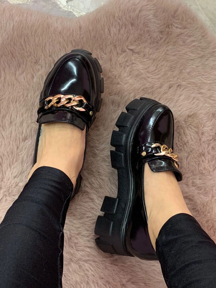 Mocasines charol negro con cadena dorada