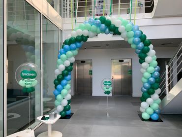 Spiral arch and bubble balloons with logo 
