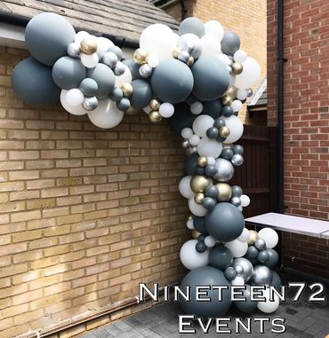 Stunning outdoor balloon garlands 