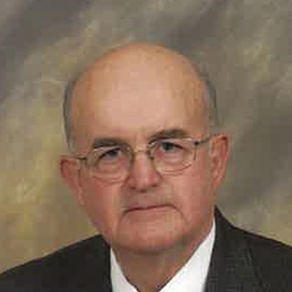Portrait of an elderly man with glasses.